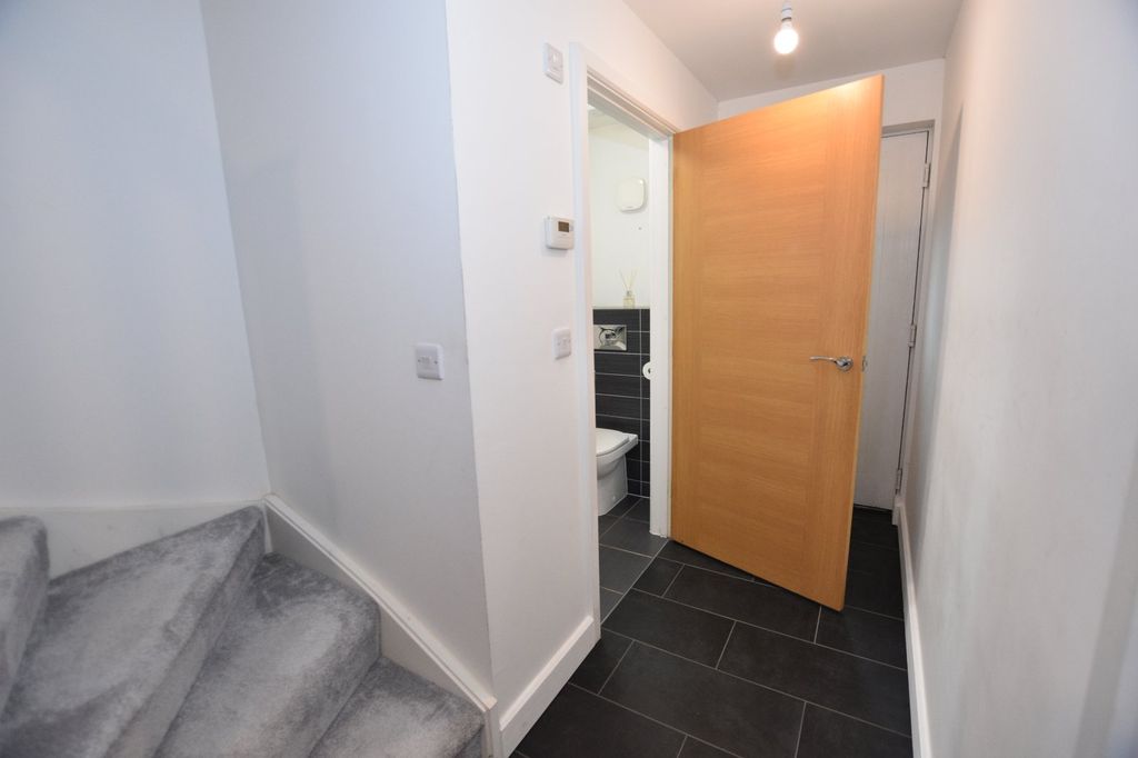 Property photo 3 of 19 Entrance Hall