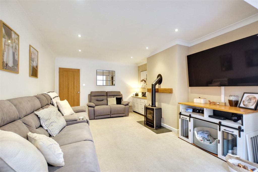 Property photo 2 of 18 Lounge/Sitting Area