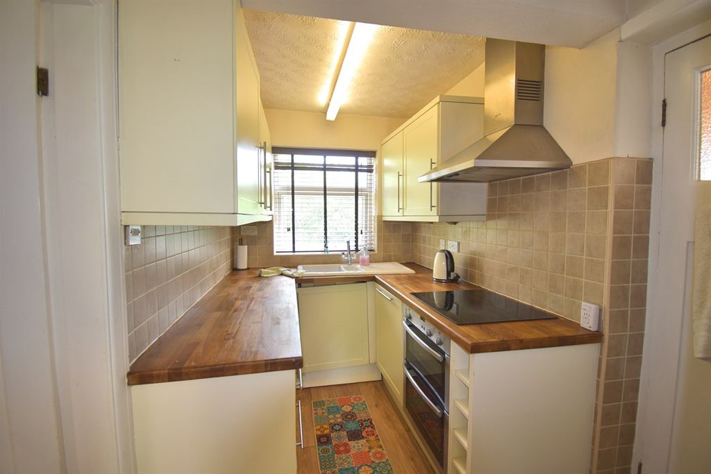 Property photo 3 of 15 Fitted Kitchen