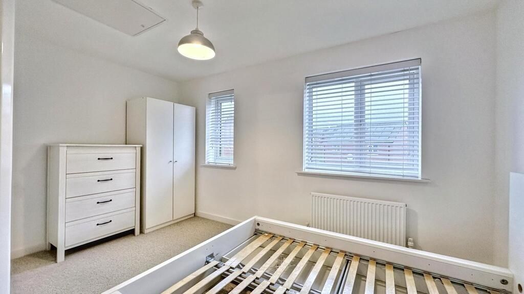 Property photo 2 of 10 Bright, Neutral Double Bedroom With Large Window, ...