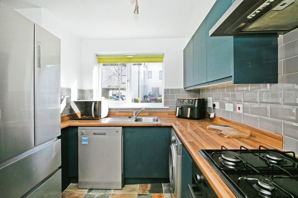 Property photo 3 of 11 Kitchen