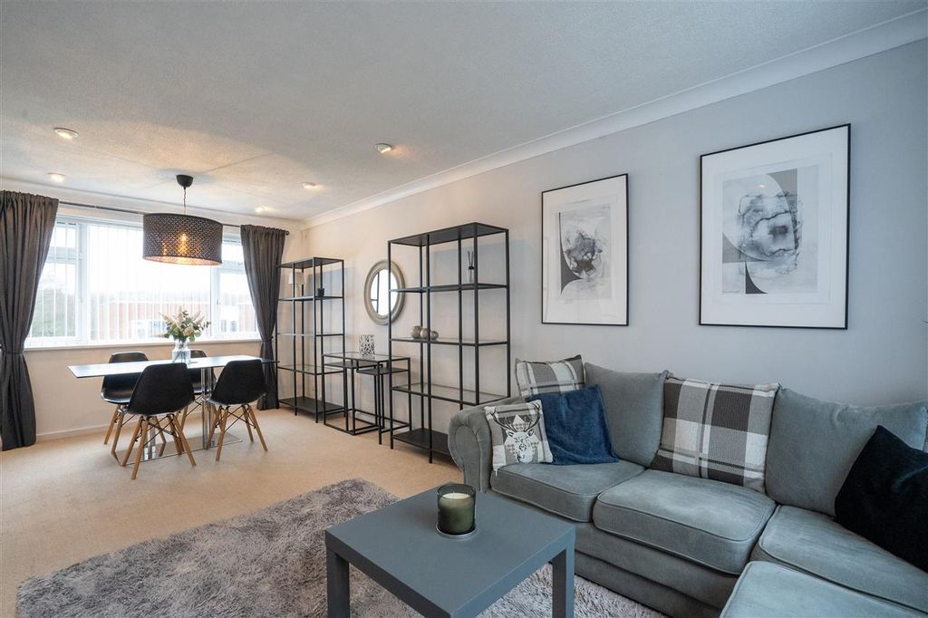 Property photo 2 of 17 Lounge