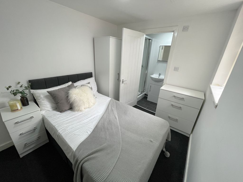 Property photo 3 of 12 16 Kennsington