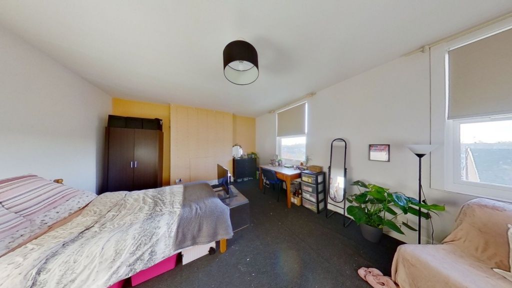 Property photo 1 of 11 Bright And Spacious Bedroom Featuring A Double Bed...