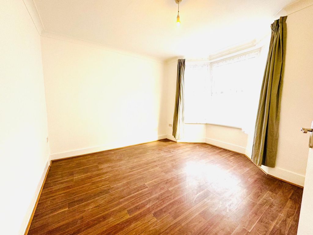 Property photo 3 of 17 Photo 6