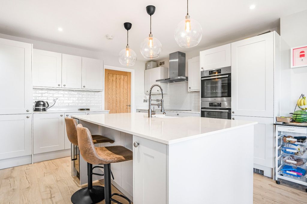Property photo 3 of 18 Kitchen