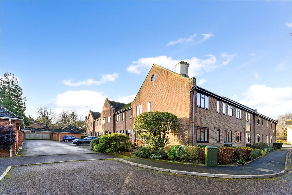 Property photo 1 of 17 Tudor Close