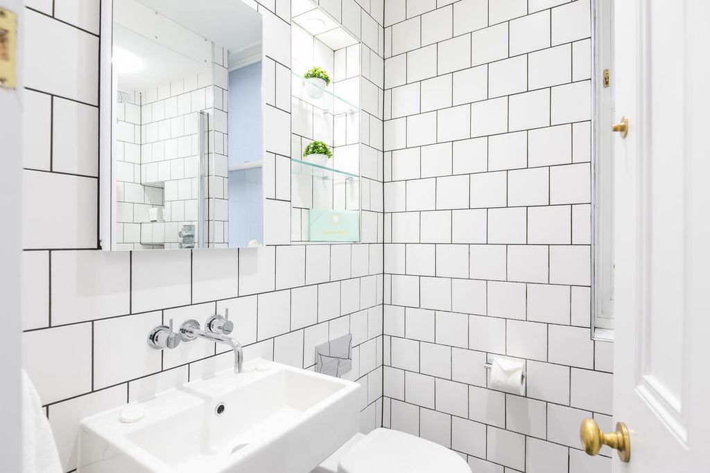 Property photo 2 of 10 Bathroom