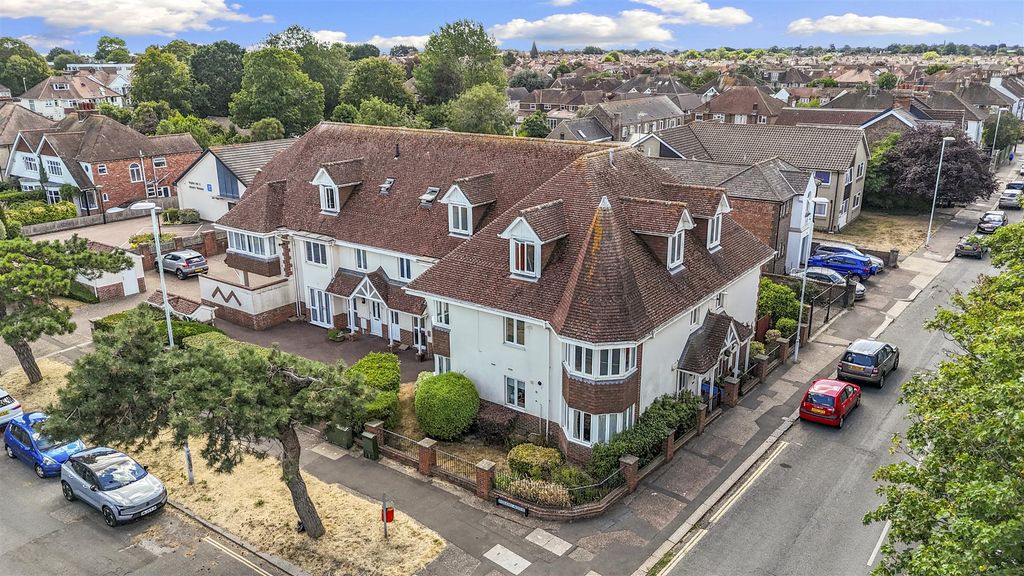 Property photo 1 of 16 7 Montague House-001.Jpg