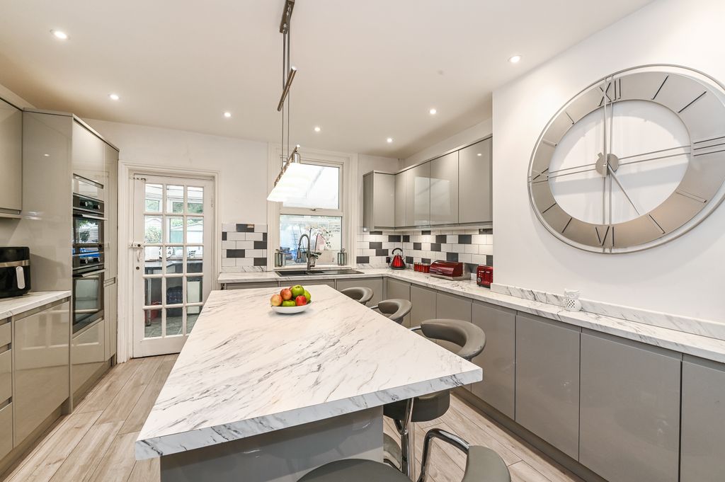 Property photo 3 of 34