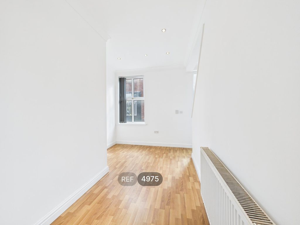 Property photo 3 of 9 Kitchen