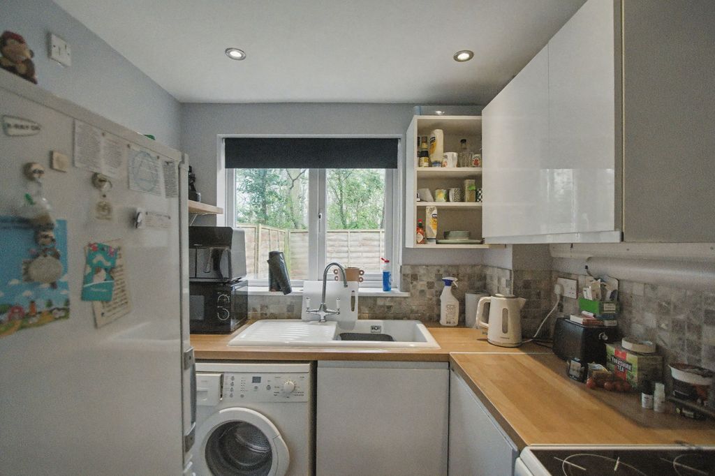 Property photo 2 of 11 28 Gazelle Court, Colchester, Essex, Co4 9Rw