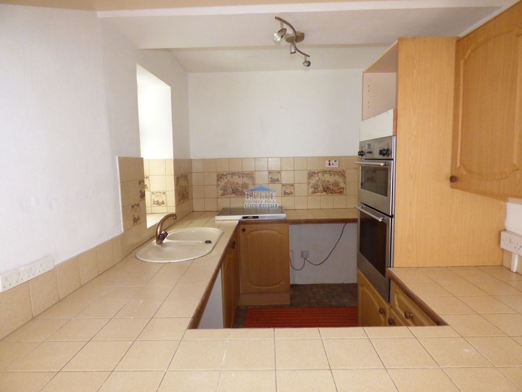 Property photo 2 of 6 Kitchen