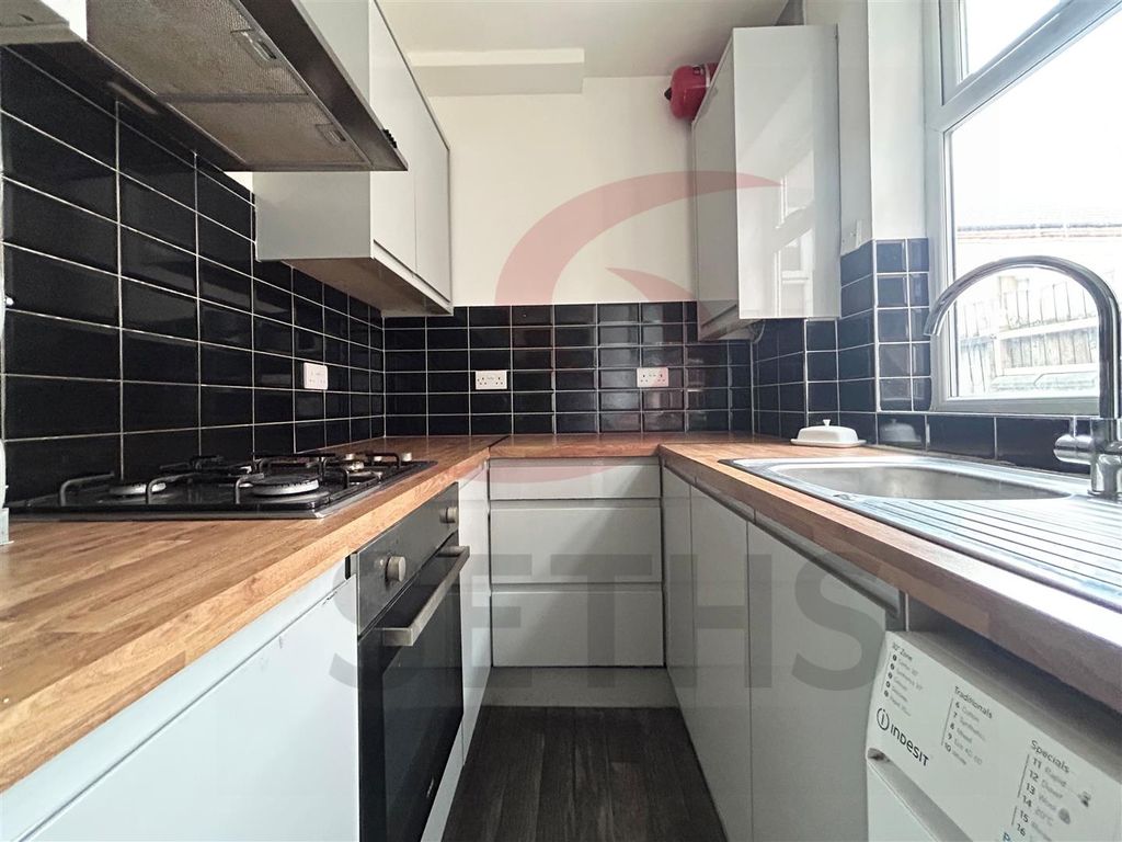 Property photo 2 of 10 Kitchen