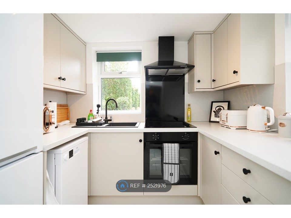Property photo 3 of 10 Kitchen