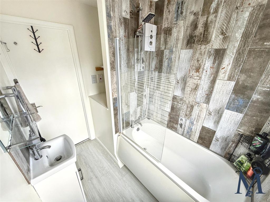 Property photo 2 of 19 Family Bathroom