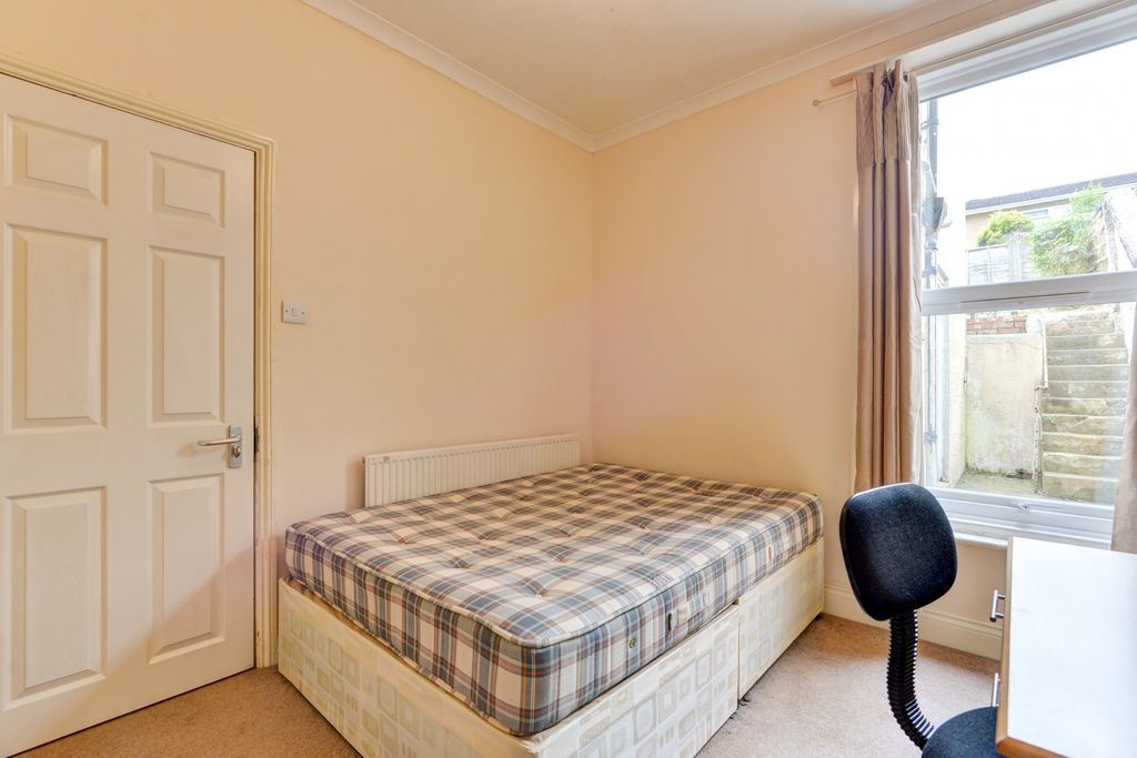 Property photo 3 of 19 A Welcoming Student Bedroom Featuring A Comfortabl...