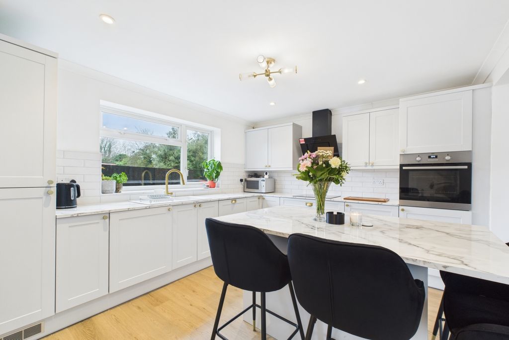 Property photo 3 of 17 Kitchen 2