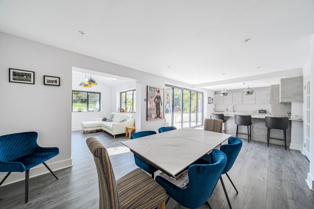 Property photo 2 of 25 1298122-16-6852dc...