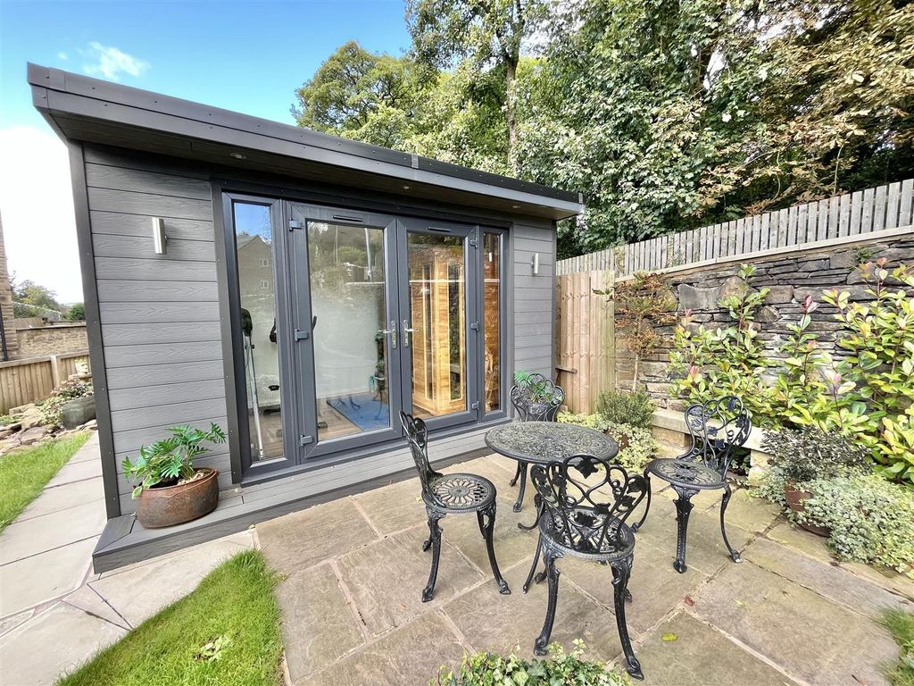 Property photo 2 of 27 Garden Room