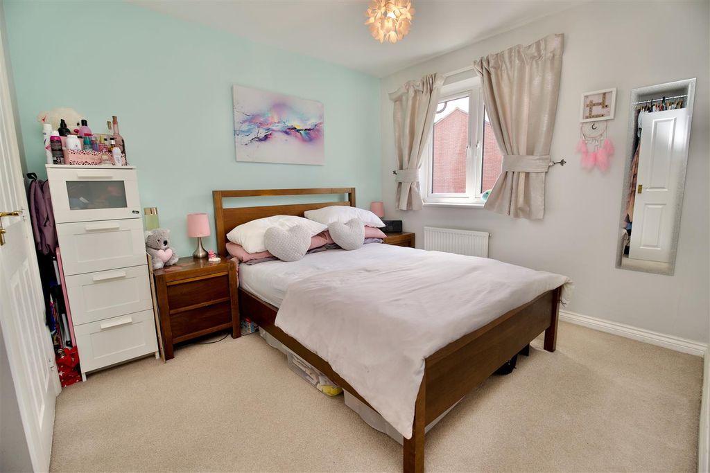 Property photo 3 of 14 Bed 1