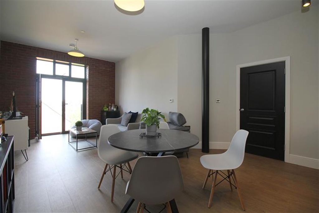 Property photo 3 of 21 Lounge / Diner