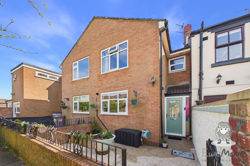 Property photo 1 of 12 2 (5)