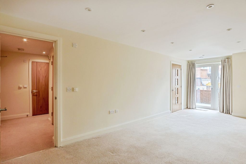 1 bed flat for saleMacaulay Road, Broadstone, Dorset BH18 photo 5