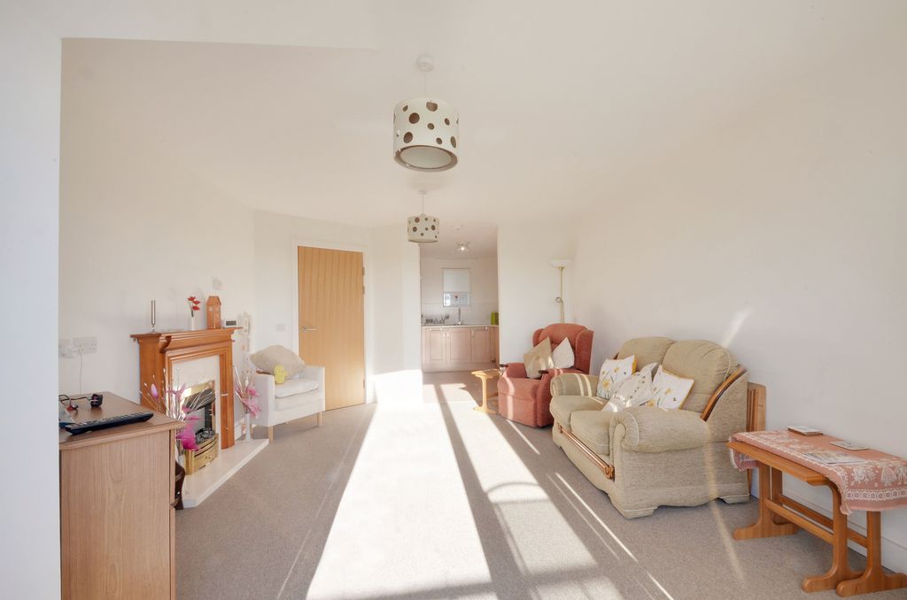 Property photo 2 of 18 Lounge (4).Jpg