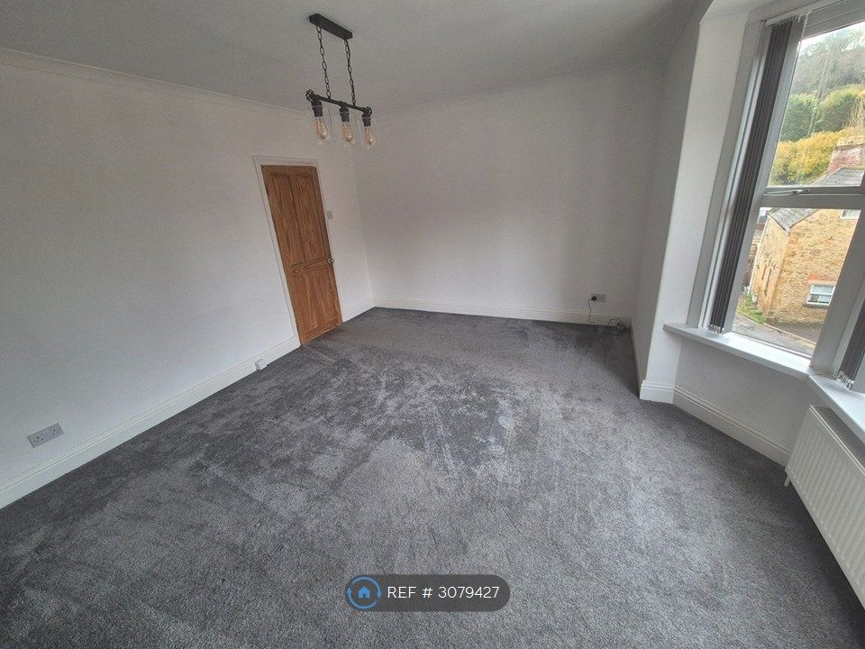 Property photo 3 of 18 Living Room