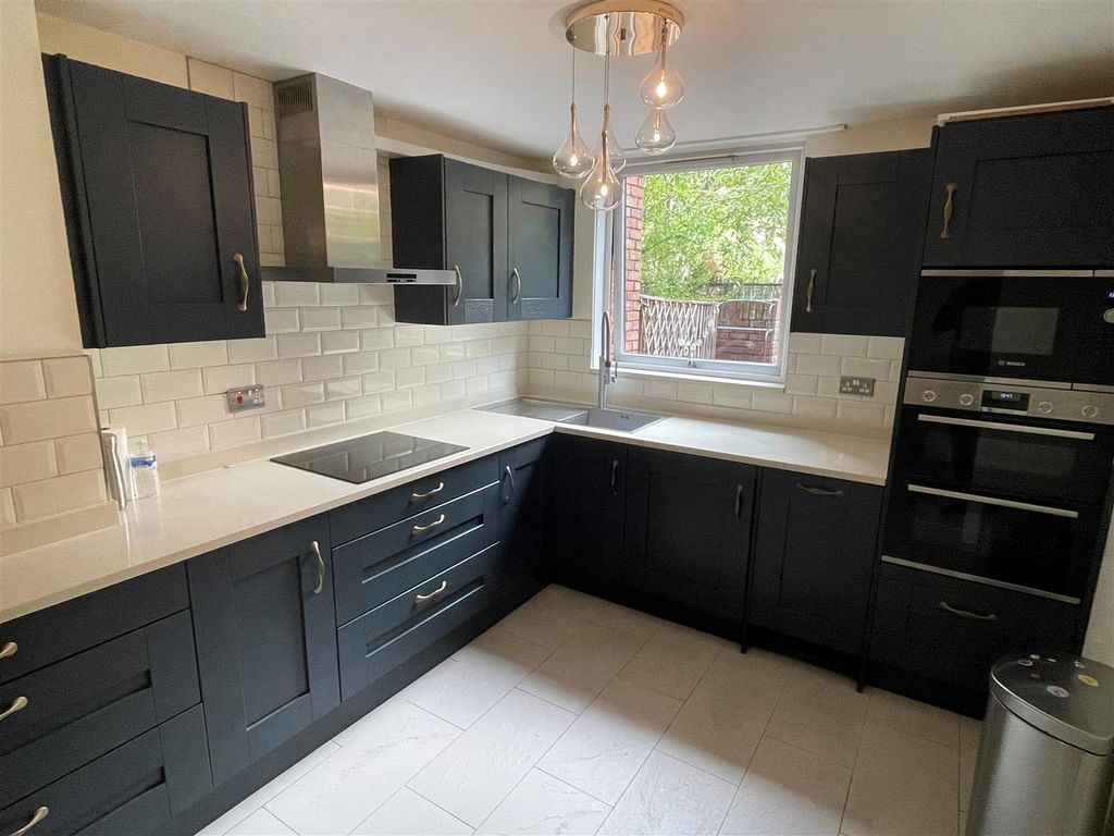 Property photo 1 of 9 Kitchen