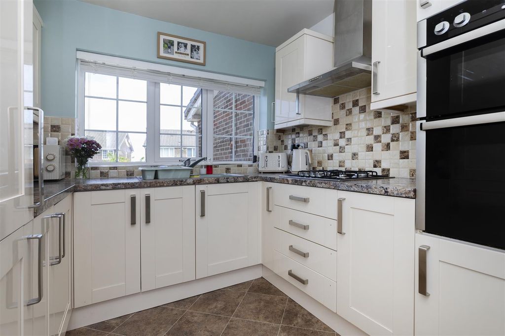 Property photo 2 of 31 Kitchen