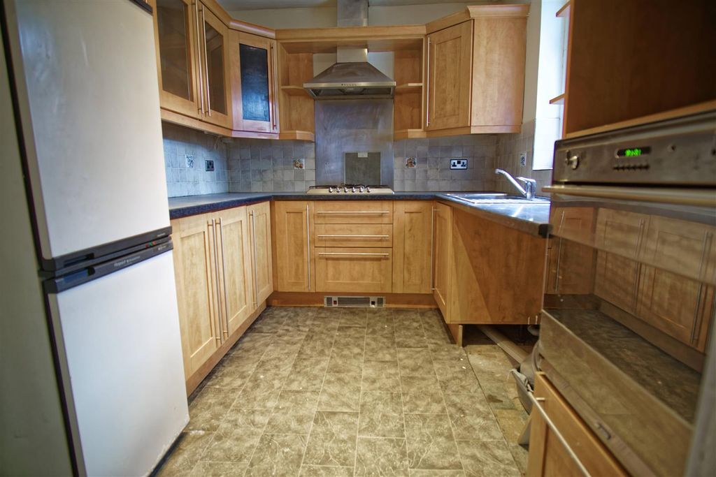 Property photo 3 of 11 Kitchen