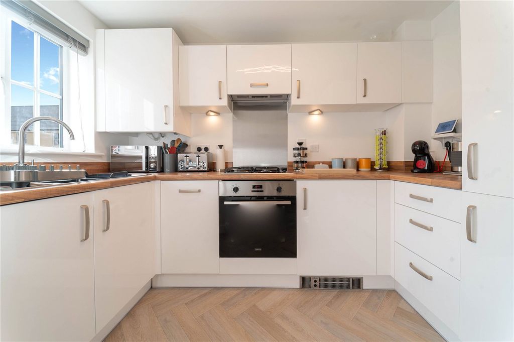 Property photo 3 of 12 Kitchen
