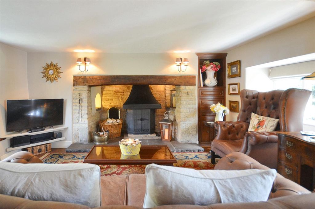Property photo 2 of 16 Sitting Room