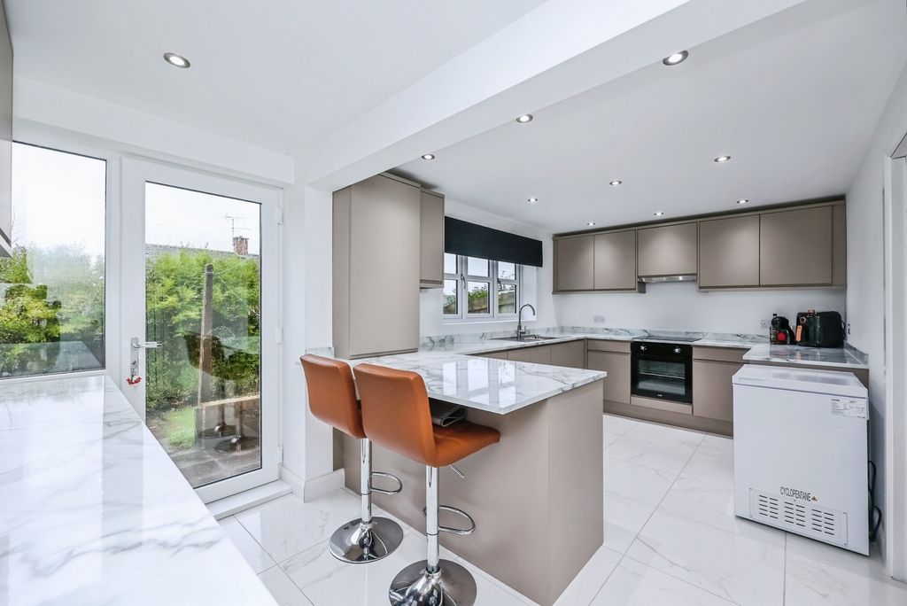 Property photo 2 of 17 Fitted Kitchen