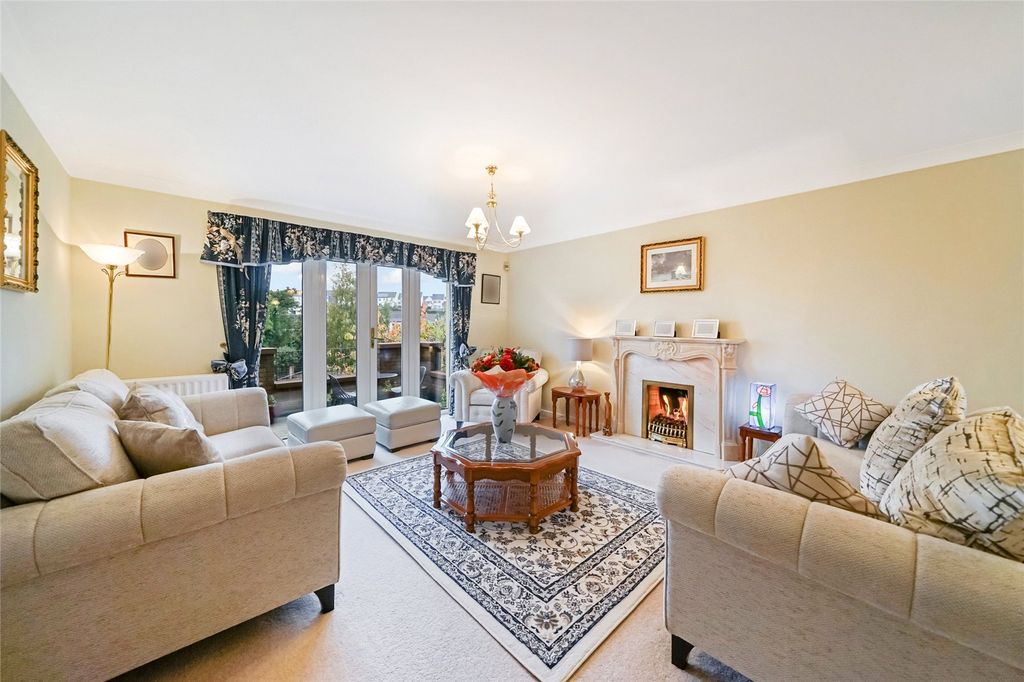 Property photo 2 of 32 Living Room