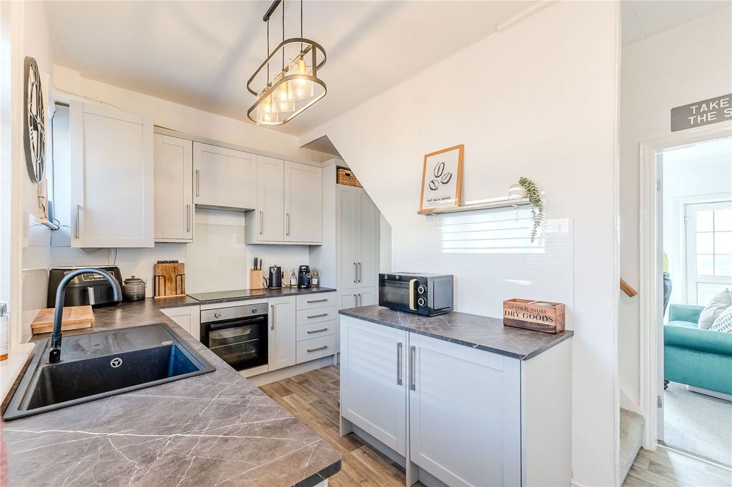 Property photo 3 of 17 Kitchen