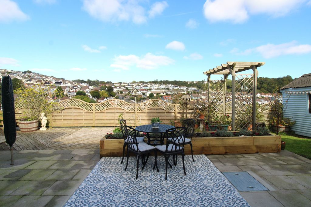 Property photo 2 of 33