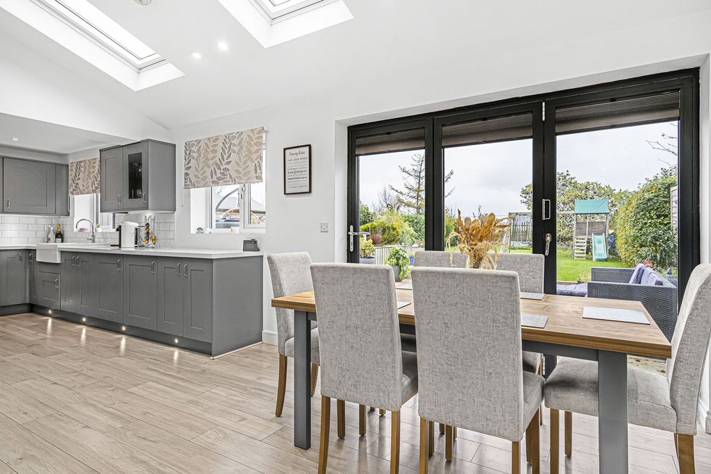 Property photo 3 of 28