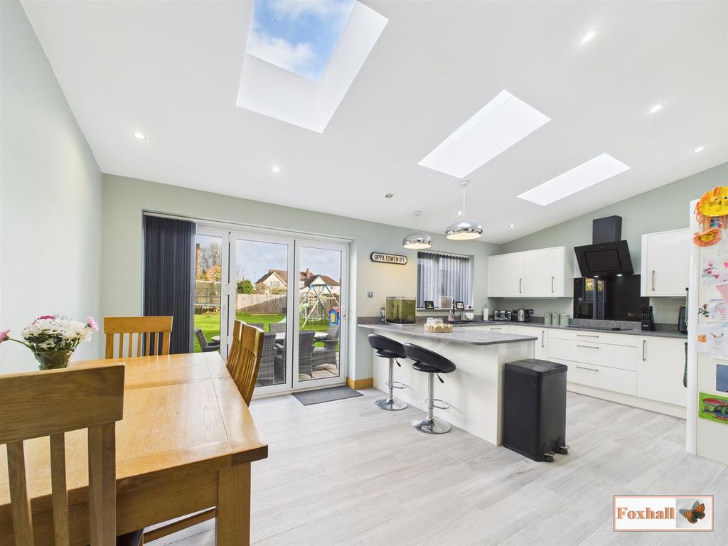 Property photo 2 of 20 Kitchen / Breakfast / Dining