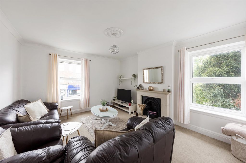 Property photo 2 of 20 Station Road, E4