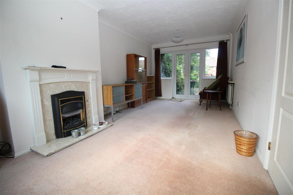 Property photo 2 of 10 Living Room