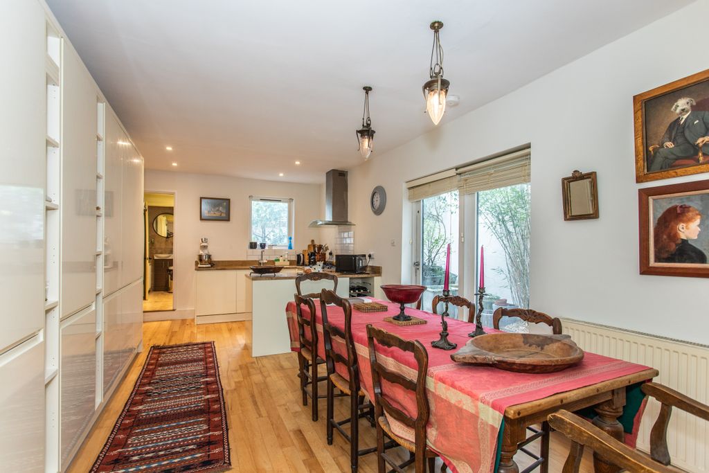 Property photo 3 of 42 24 Lancaster Road34