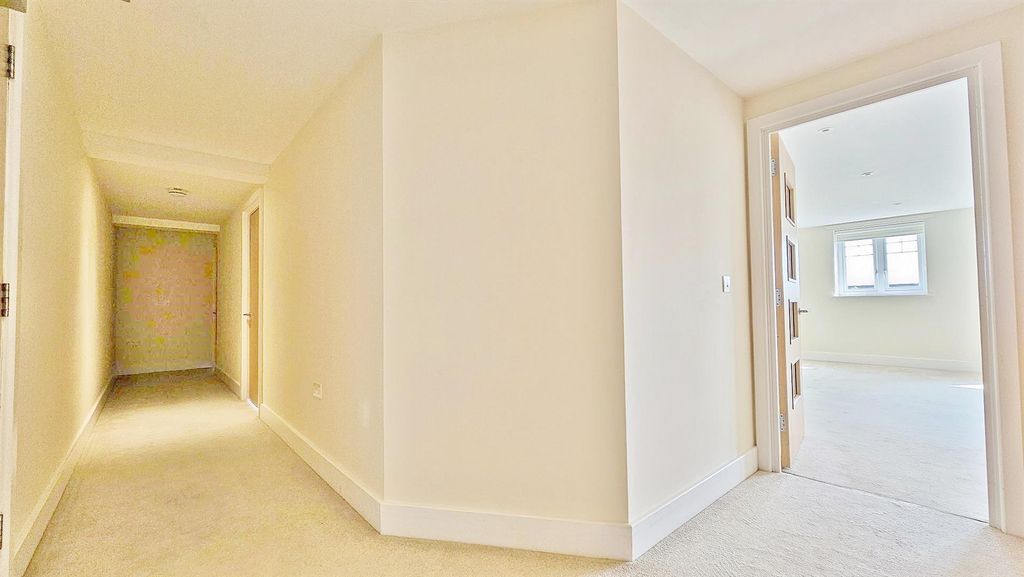Additional image 5 of 2 bed property for saleVictoria Gardens, Hadleigh Road, Frinton-On-Sea CO13