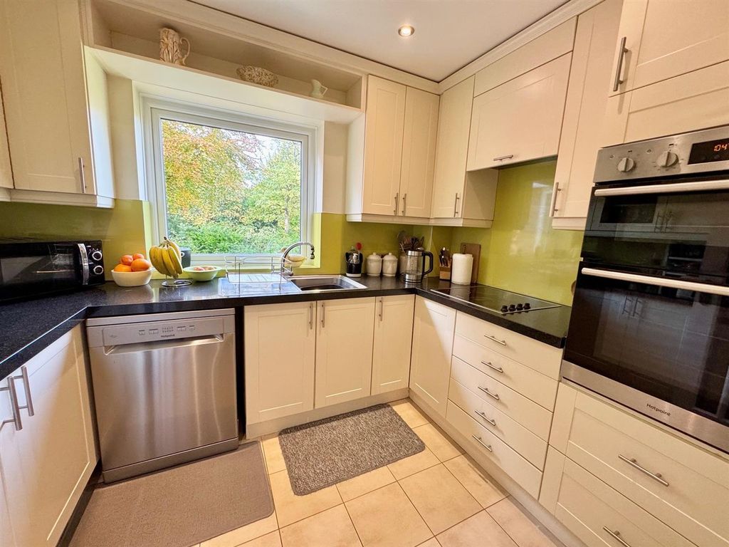 Property photo 3 of 24 Six.Jpg