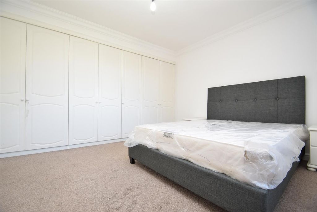 Property photo 3 of 9 Master Bedroom