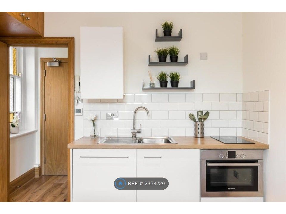 Property photo 2 of 6 Modern Fully Equipped Kitchen