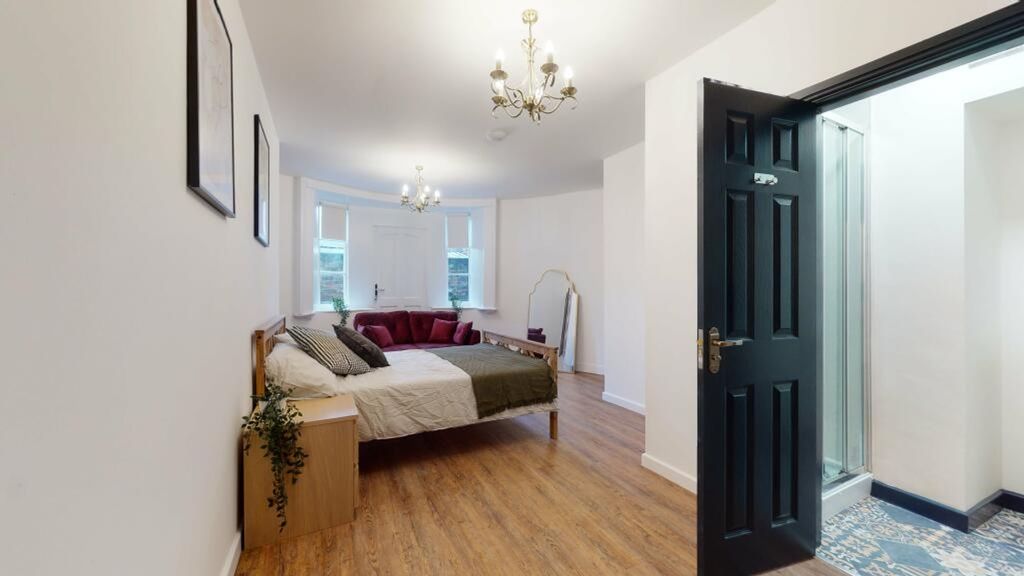 Property photo 3 of 6 A Spacious And Inviting Double Bedroom Featuring G...