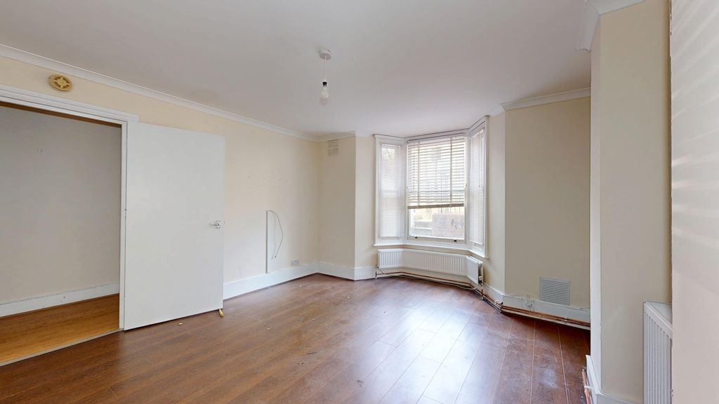 Property photo 2 of 16 Flat A, 24 Montague Road, Hackney, London, E8 2Hw